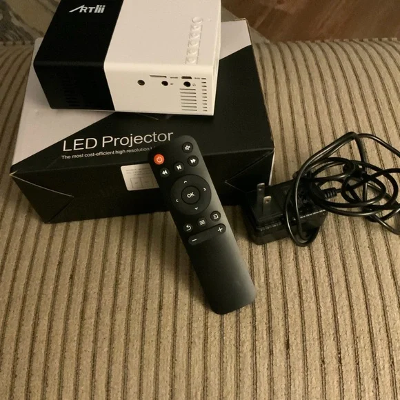 NWOT Artlii led Projector.